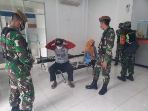 ANGGOTA KORAMIL 03/CABANGBUNGIN BAGIKAN MASKER DI KANTOR BANK