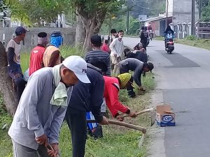 JUM’AT BERSIH, BABINSA BERSAMA PEMDES DAN MASYARAKAT DESA SETIALAKSANA BERSIHKAN LINGKUNGAN