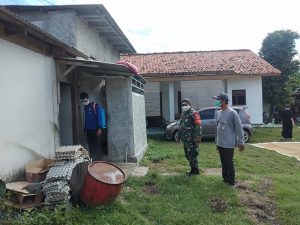 BABINSA BERSAMA PEMDES KEMBALI SEMPROTKAN DESINFEKTAN DI DESA BINAAN