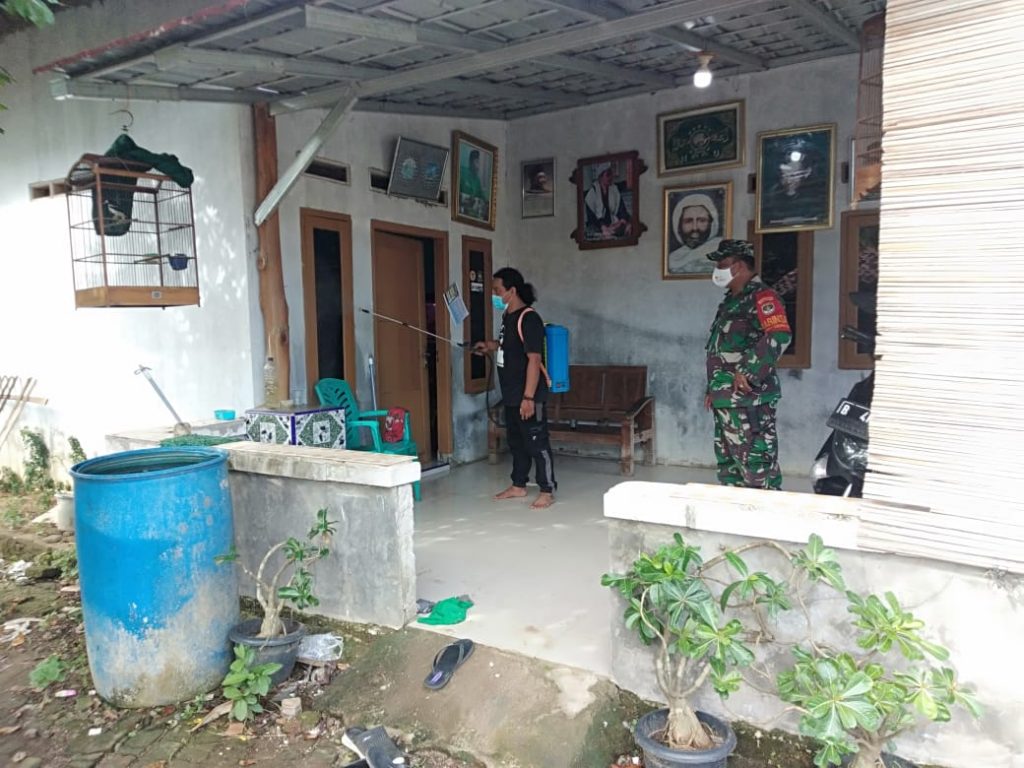 BABINSA BERSAMA PEMDES BERSINERGI MELAKUKAN PENYAMPROTAN DISINFEKTAN