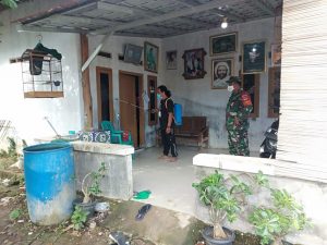 BABINSA BERSAMA PEMDES BERSINERGI MELAKUKAN PENYAMPROTAN DISINFEKTAN