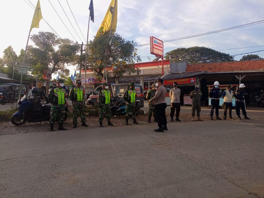 SASAR PENGGUNA JALAN, TIM GABUNGAN GELAR OPERASI YUSTISI DAN BAGIKAN MASKER