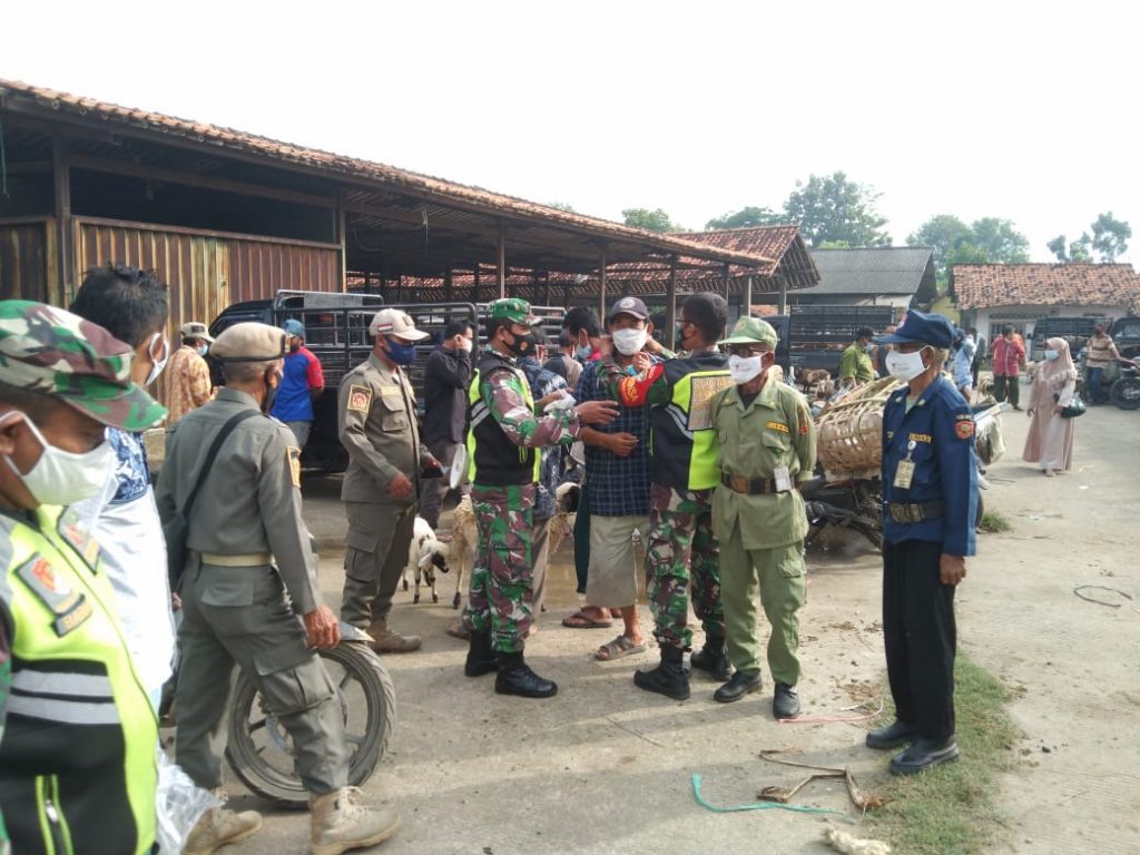 TNI-POLRI BERSAMA SATPOL PP GELAR YUSTISI DAN BAGIKAN MASKER DIPASAR TRADISIONAL