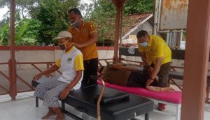 Baksos DPD Partai Golkar Kabupaten Karawang Adakan Pengobatan Gratis Kepada Masyarakat Desa Sarijaya