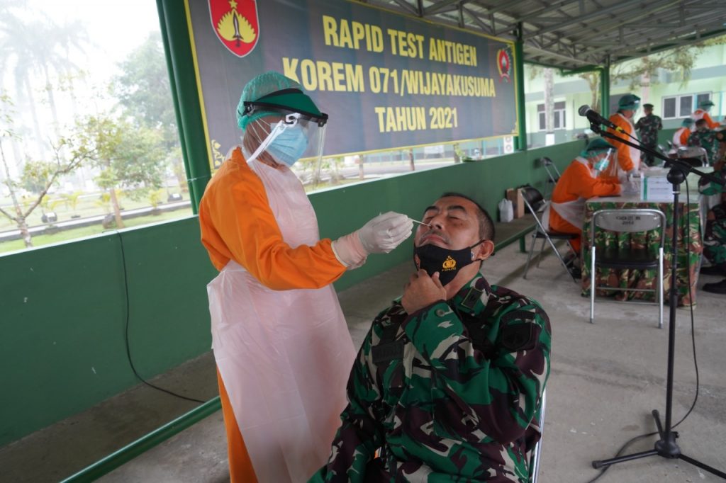 Peduli Kesehatan Keluarga Besarnya, Danrem 071/Wijayakusuma Berikan Rapid Test