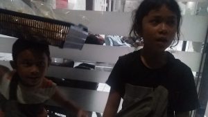 KARINA KELAS 4 SD JUALAN KERIPIK DEMI BELI HANDPHON UNTUK SEKOLAH ONLI E