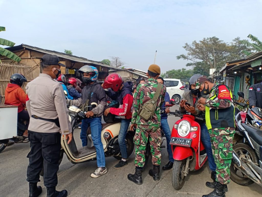 KORAMIL 03/CABANGBUNGIN DAN TIGA PILAR, TINDAK TEGAS PELANGGAR PROKES 5M DALAM PPKM DARURAT