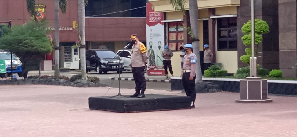 Polres Karawang AKBP Rama Samtama Pimpin Apel Pelepasan Sembako