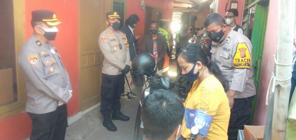 Polres Karawang Berikan Sembako Dan Vaksin Kepada Warga Yang Isoman