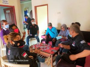 Media Suratberita.id, DPC Repdem Beserta Baguna DPC PDIP Karawang Bersinergi Gelar Penyemprotan Disinfektan Serta Bagikan Masker