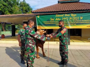 Dandim 0604/Karawang Letkol Inf Medi Hariyo Wibowo Serahkan Hewan Kurban Secara Simbolis