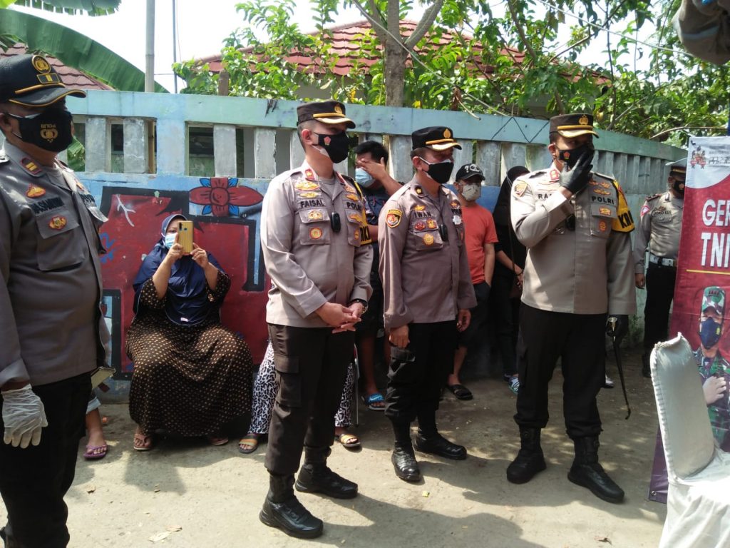 Polres Karawang Kembali Laksanakan Kegiatan Vaksinasi Presisi Mobile Dan Bagi-Bagi Sembako Yang Berlokasi Di Terminal Tanjung Pura