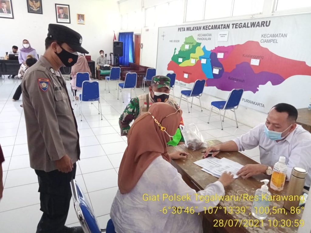 Kanit patroli Aiptu H Burhanudin Pimpin Kegiatan Vaksin Covid-19 Yang Bertempat Di Aula Kecamatan Tegalwaru