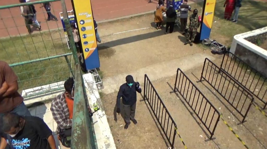 Liputan Vaksin massal Di Stadion Singaperbangsa Karawang Di Larang Panitia