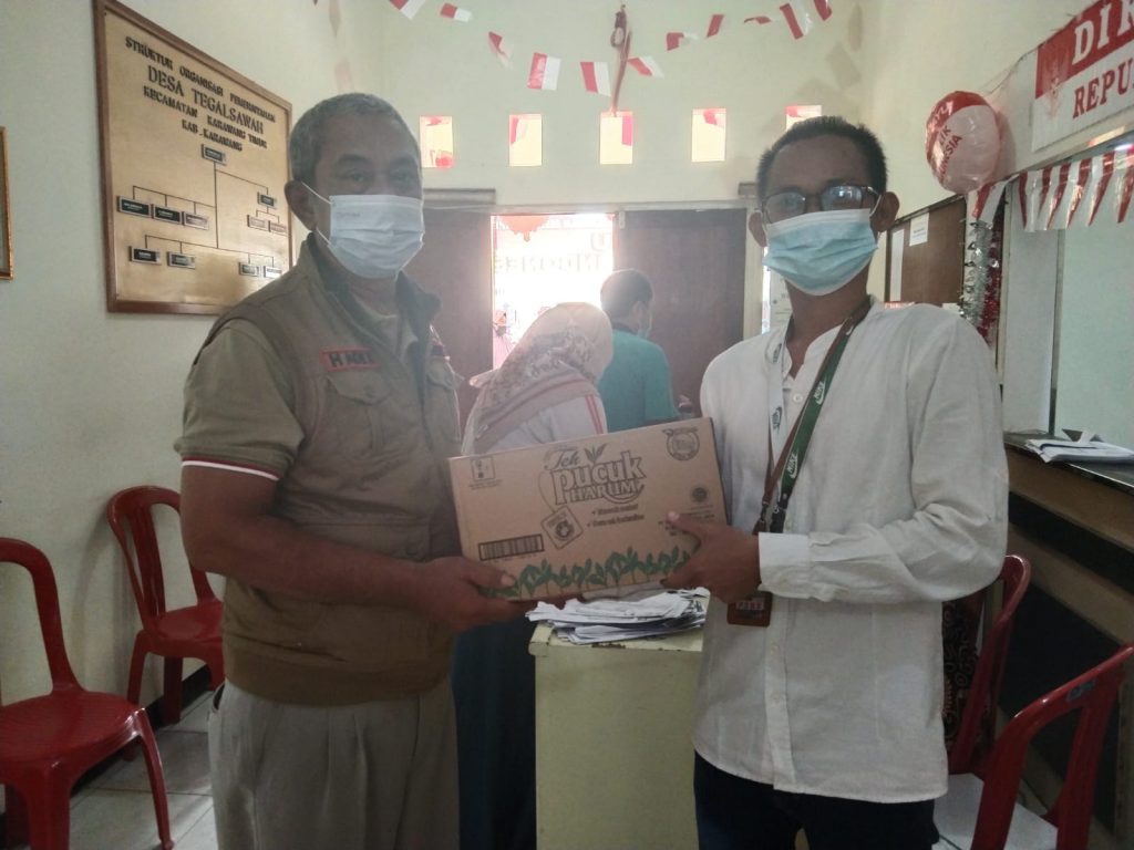 Marwan,Sumbang Tea Pucuk Untuk Tenaga Nakes di Kecamatan Karawang Timur
