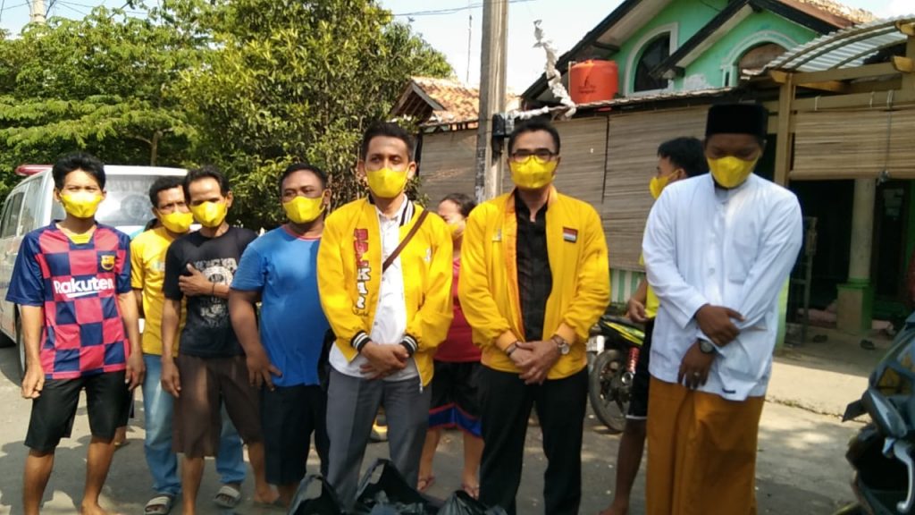 JAJARAN DPD PARTAI GOLKAR KARAWANG LAKSANAKAN GIAT JUMAT BERKAH SERAHKAN 300 PAKET SEMBAKO DI DUA DESA