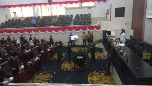 Wakil Ketua DPRD Kabupaten Karawang Lantik Akmaludin Menjadi Anggota DPRD Dalam Proses Pengganti Antar Waktu (PAW)