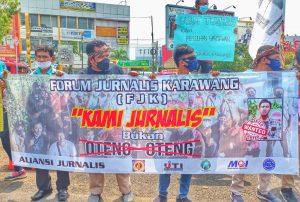 PARA KULI TINTA TUNTUT POLISI AGAR SEGERA TANGKAP DAN PENJARAKAN PEMILIK AKUN FACEBOOK “Momo Dhio Alief”