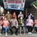 132 Lansia Ikut Vaksinasi Massal di Polsek Karawang Kota