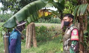 SATGAS CITARUM SUBSEKTOR 06 MUARAGEMBONG BERSAMA WARGA BERSIHKAN BANTARAN SUNGAI CITARUM