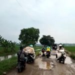 Masyarakat Berharap Pemkab Karawang Segera Lakukan Perbaikan Jalan Poros Desa Ini