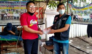 Jurnalis Karawang Peduli Warga Miskin, Serahkan Bantuan Hasil ‘Ngencleng’ ke MRI & ACT