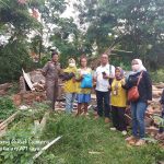 SDM PKH KARAWANG BERBAGI BANTUAN SEMBAKO UNTUK KORBAN BENCANA ANGIN PUTING BELIUNG