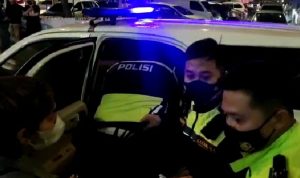 Satlantas Polres Karawang Selamatkan Seorang Ibu Mengalami Pendarahan Di Rest Area KM 57