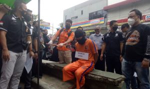 Polres Karawang Gelar Rekonstruksi Kasus Pembunuhan Pemilik Rumah Makan Padang