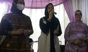 Bupati Karawang Bertemu Gina Padlia Swar Saat Menghadiri Pesta Pernikahan Putra A.Suroto Dan Sri Rahayu Agustina.