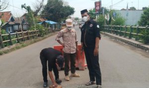 KOMUNITAS KAGOK EDAN BERSAMA PEMERINTAN KECAMATAN LEMAHABANG SIGAP TUTUP JALAN BERLUBANG SEBAGAI BETUK PEDULI TERHADAP PENGENDARA