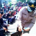 Aksi Humanis Saat Aksi Unjuk Rasa Buruh di Purwakarta, Polwan Cantik Bagikan Camilan Untuk Pendemo
