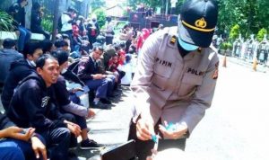 Aksi Humanis Saat Aksi Unjuk Rasa Buruh di Purwakarta, Polwan Cantik Bagikan Camilan Untuk Pendemo