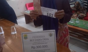 PENYALURAN BLT TAHAP 11 DI DESA SUMURGEDE KECAMATAN CILAMAYA KULON DI BAGIKAN 2,65 KPM