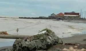 WARGA DESA SEDARI AKIBAT ADANYA AIRLAUT PASANG MENIMBULKAN TIANG ALIRAN LISTRIK ROBOH TIGA HARI TAK MENYALA