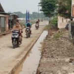 Proyek Pelebaran Jalan Poros Desa Darawolong Diduga kangkangi undang undang kip