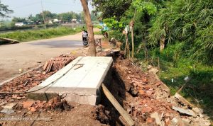 Warga Desa Darawolong Berharap Segera Ada Perbaikan Turap Jalan Yang Ambruk