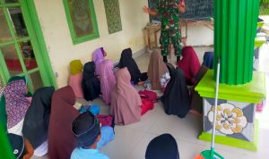 Anggota Kodim 0604/Karawang Ajarkan Mengaji Anak-Anak Di Desa Tambak Sumur
