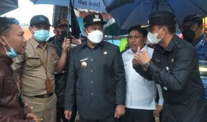 PLT BUPATI BEKASI, KETUA DPRD, DAN FORKOPIMDA KUNJUNGI TANGGUL CITARUM YANG KRITIS DI CABANGBUNGIN