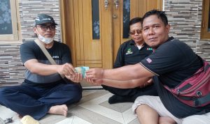 Pemdes kondang Jaya Berikan Donasi Rehab Rumah Ibu Adah