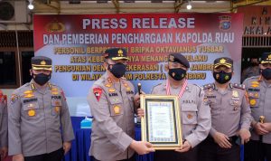 Tabrakkan Diri ke Motor Penjambret, Polisi Ini Dapat Penghargaan Dan Rekomendasi Sekolah