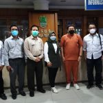 Wakil ketua III DPRD Kabupaten Karawang, Anggi Rostiana Tarmadi menjenguk santri korban kebakaran Pondok Pesantren Miftahul Khoirot