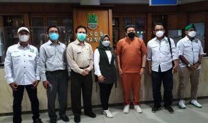 Wakil ketua III DPRD Kabupaten Karawang, Anggi Rostiana Tarmadi menjenguk santri korban kebakaran Pondok Pesantren Miftahul Khoirot
