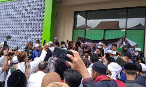 Aliansi Umat Islam Menggugat (AUIM) Gelar Aksi Unjuk Rasa Di Depan Kantor Kemenag Karawang,