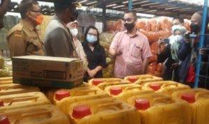 Polres Karawang Sidak Distributor Minyak Goreng, Pastikan Stok Aman