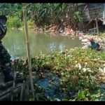 BABINSA BERSAMA WARGA BINAAN KARYA BAKTI BERSIHKAN ALIRAN SUNGAI