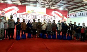 Sambut May Day, Polda Sumut Gelar Vaksinasi dan Pembagian Sembako Kepada 52 Serikat Pekerja/Buruh 