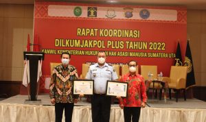 Kepala Rutan Kelas 1 Medan Theo Adrianus Terima Piagam Penghargaan Percepatan Vaksinasi Terbanyak dan Pendataan NIK Warga Binaan Terbanyak Oleh Kanwil Kemenkumham Sumut