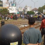 SEORANG PRIA PENGENDARA MOTOR TEWAS TERSAMBER (KA) JAKARTA LINTAS BANDUNG