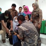 Wabup Karawang H. Aep Syaepuloh SE. Memberikan Bantuan Kaki Palsu Kepada Dua Anak Cacat Kaki